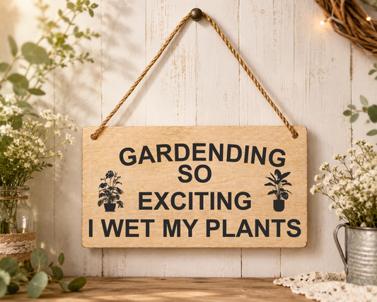 Funny Gardening Laser Engraved Wooden Plaque – “I Wet My Plants” Hanging Sign 20cm